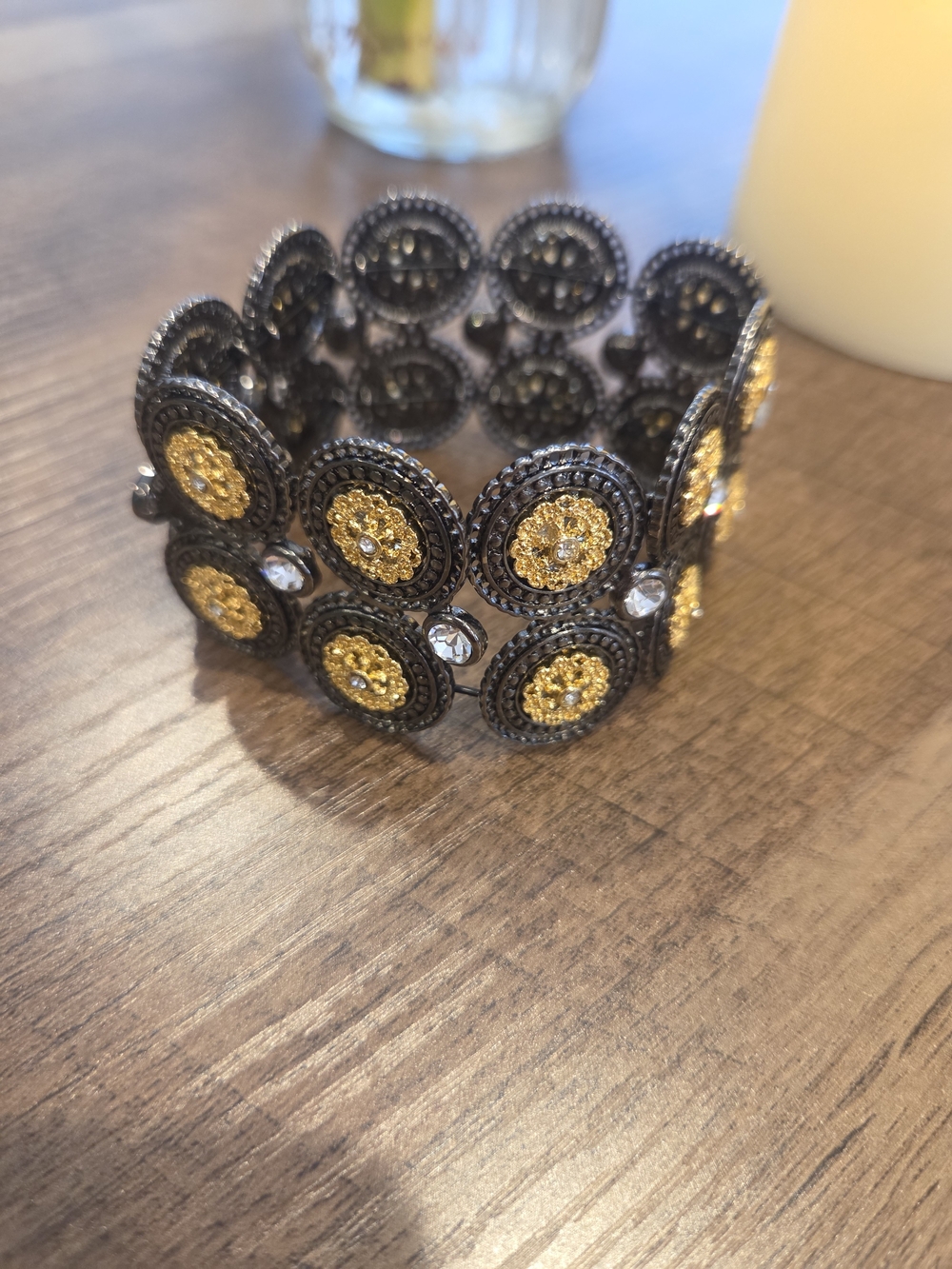 Filagree-style black & gold stretch bracelet
